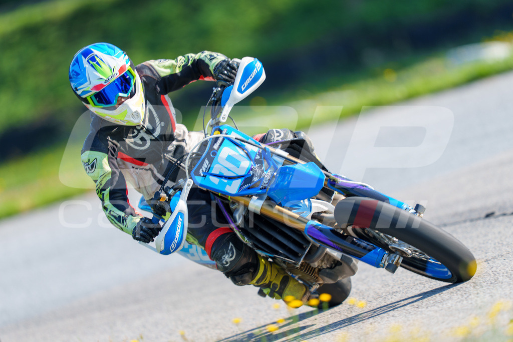 SuperMoto_Staatsmeisterschaft_Greinbach_045 | GRIPcapture steht für authentische Sportfotografie in Österreich – für Momente, die mehr sind als Geschwindigkeit oder Ergebnis. Es geht um Emotion, Spannung, Fokus und den Augenblick, der oft nur einen Wimpernschlag dauert.Ob Motorsport, Teamsport oder 
