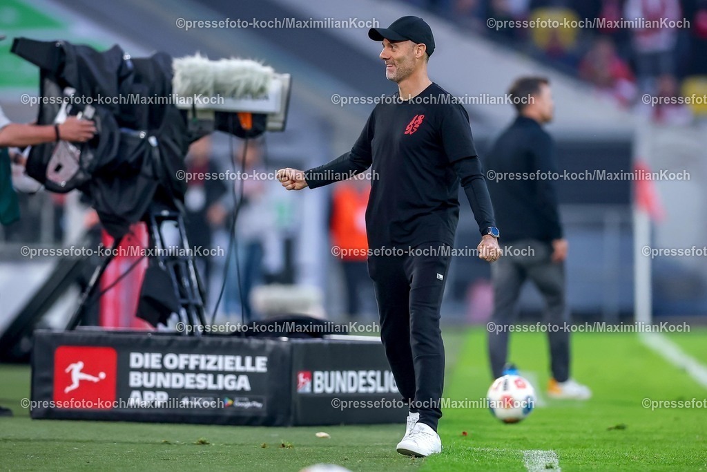 F9524042601057 | 24.04.2026, Fußball, Fortuna Düsseldorf - SC Dynamo Dresden, 2. Fußball Bundesliga, Herren, Merkur Spiel-Arena, 31. Spieltag, Saison 2025 2026: Cheftrainer Alexander Ende (Fortuna Düsseldorf) reagiert erleichtert nach dem 3:0 Sieg gestikulierend auf dem Spielfeld   DFB regulations prohibit any use of photographs as image sequences and or quasi-video.