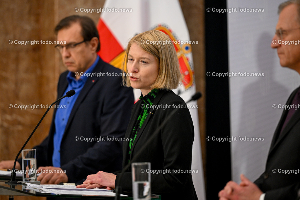 Pressekonferenz Land Ooe_ Gemeinsam geschafft - Maßnahmen zur Verbesserung fuer Mitarbeitende in den ooe. Spitaelern_ 10.04.2024-16 | 10.04.2024, Linz, AUT, Pressekonferenz Land Ooe, Gemeinsam geschafft - Maßnahmen zur Verbesserung fuer Mitarbeitende in den ooe. Spitaelern, im Bild Branko Novakovic (Zentralbetriebsratsvorsitzender der Kepler Universitaetsklinikum GmbH) , LH-StvIn Christine Haberlander (VP)