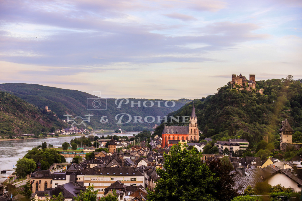 Oberwesel-7658 | Oberwesel mit der Liebfrauenkirche und der Schönburg die seit dem 13. Jahrhundert auf dem Bergvorsprung thront. - Realisiert mit Pictrs.com