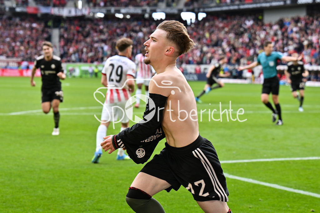 SC Freiburg - FC Bayern München | FREIBURG, GERMANY - 04. APRIL: Jubel der Bayern nach dem Treffer zum 2-3 durch Lennart KARL (FC Bayern Munich 42) / Tor / Torschuetze / Freude / Happy / während dem Bundesligamatch zwischen dem SC Freiburg und dem FC Bayern München am 28. Spieltag im Europa-Park Stadion / DFL REGULATIONS PROHIBIT ANY USE OF PHOTOGRAPHS AS IMAGE SEQUENCES AND/OR QUASI-VIDEO