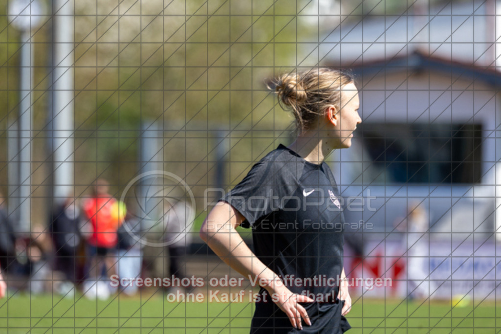 20250406_141356_0161 | #,1.FC Donzdorf (rot) vs. SV Jungingen (schwarz), Fussball, Frauen-Verbandsliga Württemberg, 16. Spieltag, Saison 2024/2025, Rasenplatz Lautertal Stadion, Süßener Straße 16, 73072 Donzdorf, 06.04.2025 - 13:00 Uhr,Foto: PhotoPeet-Sportfotografie/Peter Harich