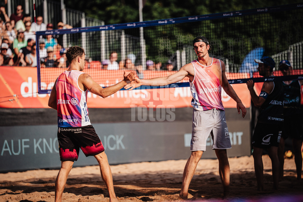 Beachvolleyball | Männer | Allianz German Beach Tour 2025 | Tourstop München | 04.07.2025 | v.l. Eric Stadie-Seeber und Jannik Kühlborn klatschen ein