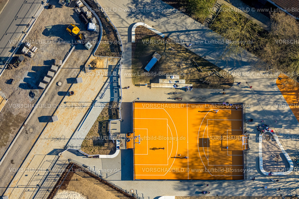 Werl250305908 | Luftbild, Marienschule Büderich Grundschule, Baustelle Familienzentrum Büderich Kita Kindergarten Erweiterung in Holzbauweise, neuer Bolzplatz, Ostbüderich, Werl, Soester Börde, Nordrhein-Westfalen, Deutschland
