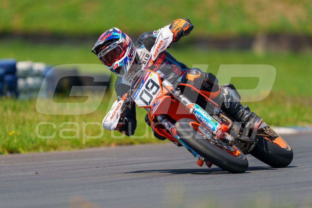 G-Cup + Supermoto Staatsmeisterschaft + Hungarian Supermoto Championship | GRIPcapture steht für authentische Sportfotografie in Österreich – für Momente, die mehr sind als Geschwindigkeit oder Ergebnis. Es geht um Emotion, Spannung, Fokus und den Augenblick, der oft nur einen Wimpernschlag dauert.Ob Motorsport, Teamsport oder 