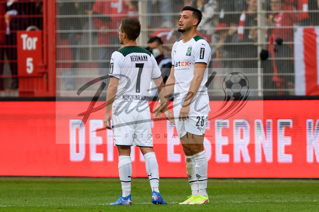 FCUBMG20210829_072 | Fussball, Herren: Patrick Herrmann (Borussia Moenchengladbach) und Ramy Bensebaini (Borussia Moenchengladbach) enttaeuscht beim Spiel der 1. Bundesliga zwischen 1. FC Union Berlin und Borussia Moenchengladbach im Stadion An der Alten Foersterei am 29.08.2021 in Berlin, Deutschland. - Realisiert mit Pictrs.com