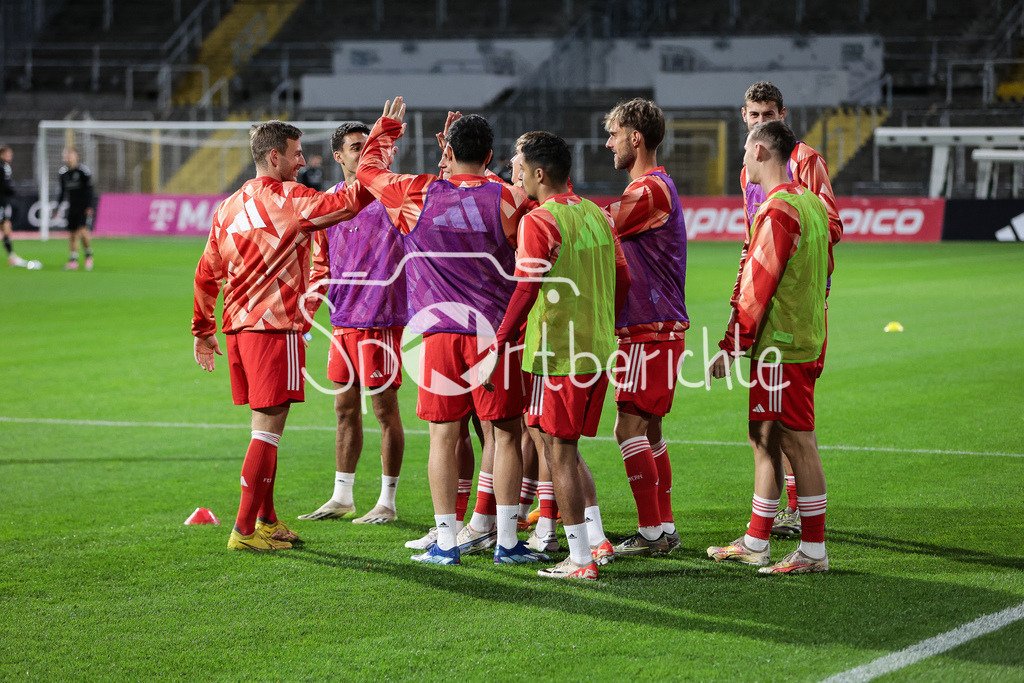 FC Bayern Amateure - SV Wacker Burghausen | Die Spieler der Bayern Amateure machen sich vor der Partie warm / Team / warmup