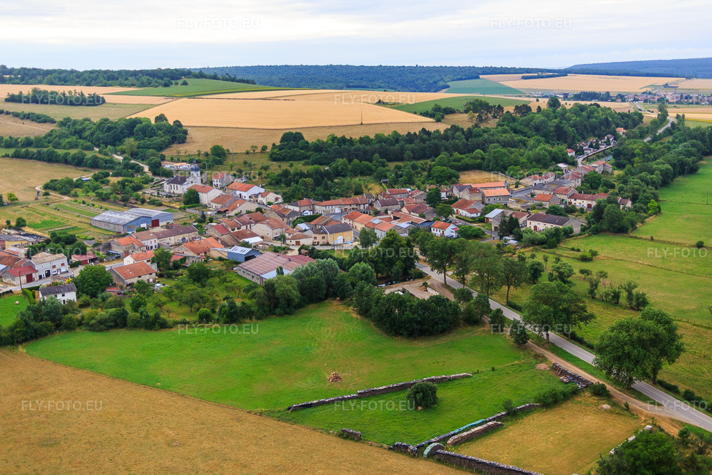 Vue aérienne: Vue de la ville depuis le nord-est à Gibeaumeix dans le département Meurthe et Moselle, France – .Photo: IMG_083552.jpg prise le 13/07/2015 par Werner Riehm/FLY-FOTO.eu – Résolution de l'original: 5472 x 3648 px