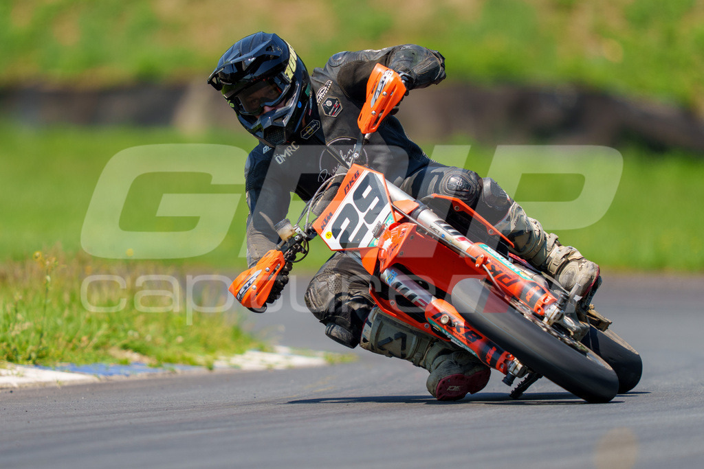 G-Cup + Supermoto Staatsmeisterschaft + Hungarian Supermoto Championship | GRIPcapture steht für authentische Sportfotografie in Österreich – für Momente, die mehr sind als Geschwindigkeit oder Ergebnis. Es geht um Emotion, Spannung, Fokus und den Augenblick, der oft nur einen Wimpernschlag dauert.Ob Motorsport, Teamsport oder 