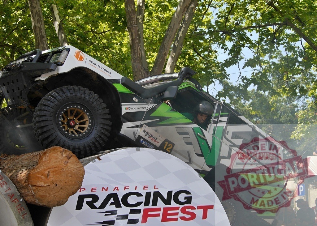 Off-road vehicle climbing a log at Penafiel Racing Fest | Powerful off-road vehicle climbing a log at Penafiel Racing Fest, showcasing extreme motorsport - Realisiert mit Pictrs.com