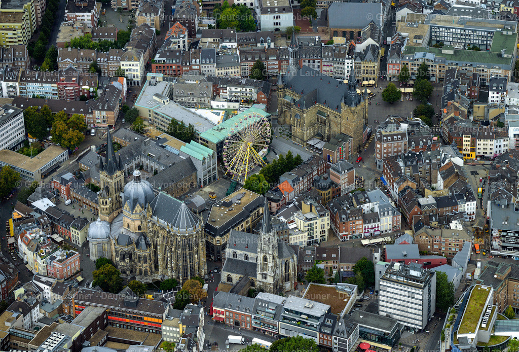 3293531 | Aachener Dom, auch Hoher Dom zu Aachen, Aachener Münster oder Aachener Marienkirche, ist die Bischofskirche des Bistums Aachen und das bedeutendste Wahrzeichen der Stadt Aachen