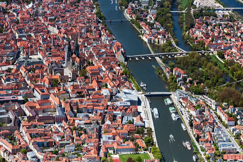 dr__0062561.jpg | REGENSBURG 09.05.2021 Altstadtbereich und Innenstadtzentrum in Regensburg im Bundesland Bayern, Deutschland. // Old Town area and city center in Regensburg in the state Bavaria, Germany. Foto: Daniel Reiter