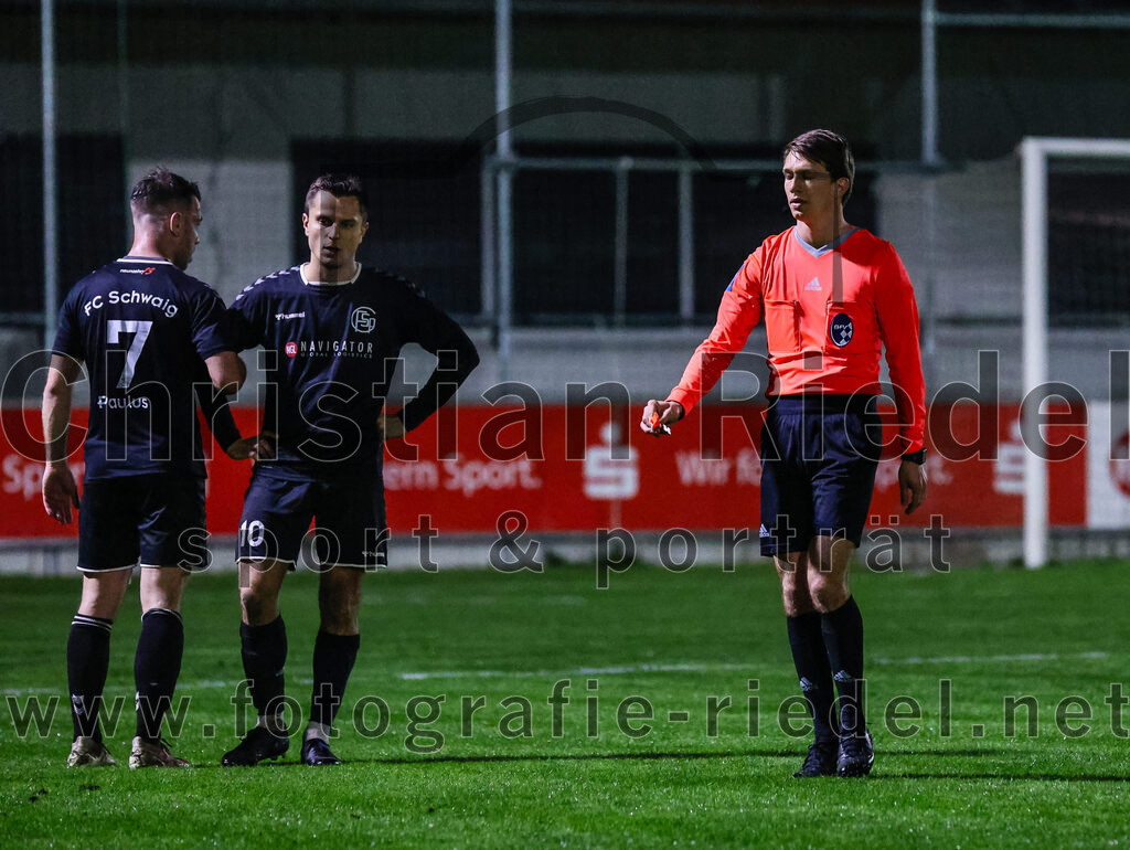 2024-03-15_067_FC_Schwaig_gegen_1_FC_Garmisch-Partenkirchen | Oberding, Deutschland, 15.03.2024:
Fußball, Landesliga Südost 2023 / 2024, 25. Spieltag, FC Schwaig gegen 1. FC Garmisch-Partenkirchen, Endergebnis: 4:0

Tobias Paulus (FC Schwaig, #7), Vincent Sommer (FC Schwaig, #10), Schiedsrichter Jan Eringer

Foto: Christian Riedel / fotografie-riedel.net