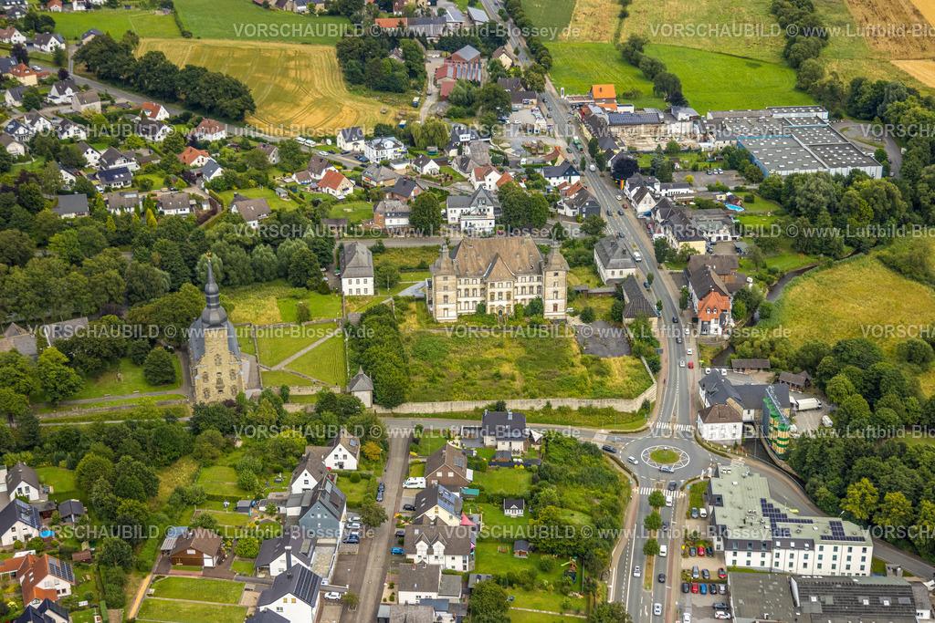Warstein240713831Sichtigvor | Luftbild, ehemalige Deutschordenskommende Mülheim Schloss, kath. Kirche St. Margaretha, Sichtigvor, Warstein, Sauerland, Nordrhein-Westfalen, Deutschland