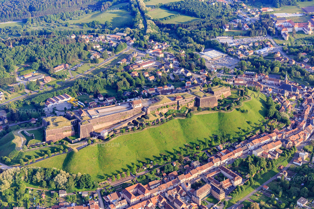 Aerial view: Citadelle de Bitche and Jardin pour la Paix from the north in Bitche in the state Moselle, France. – Photo: IMG_107233.jpg taken on 05/18/2018 by Werner Riehm/FLY-FOTO.com – Resolution of the original: 5472 x 3648 px – Citadelle de Bitche