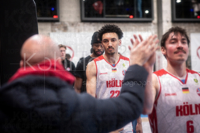 Barmer 2. Basketball Bundesliga ProA: Rheinstars Koeln vs. BBC Bayreuth, 11.01.26 | Köln, 11.01.26 - Abklatschen eines Zuschauers mit Justin Onyejiaka (RheinStars Köln, 22, SF) und Jasper Günther (RheinStars Köln, 6, PG) nach dem Spiel der Barmer 2. Basketball Bundesliga ProA: Rheinstars Koeln vs. BBC Bayreuth in der Motor World in Köln.