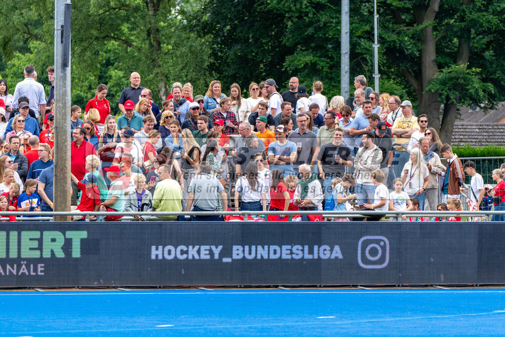 Final4_20250601-1300-HK108434 | Krefeld, Deutschland, 01.06.2025:  Feldhockey Final4 2025 – „Deutsche Feldhockey-Meisterschaften 2025“ Crefelder HTC - Rot-Weiss Köln (Finale Herren) im Gerd-Wellen-Hockeyanlage am 01.06.2025 in Krefeld, Deutschland. (Foto von Kramhöller/Fehrmann/Kaste)Krefeld, Germany, 01.06.2025: Feldhockey Final4 2025 – „Deutsche Feldhockey-Meisterschaften 2025“ Harvestehuder HTC - Düsseldorfer HC (Finale Damen) in Gerd-Wellen-Hockeyanlage at 01.06.2025 in Krefeld, Deutschland. (Foto from Kramhöller/Fehrmann/Kaste)