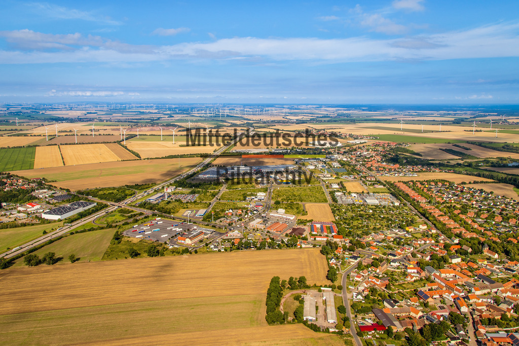 25_Hohenwarsleben_Rastplatz+Elbepark-6709 | Diese Luftaufnahme zeigt einen Ort im Landkreis Börde aus der Vogelperspektive. Das Bild entstand aus einem Tragschrauber und vermittelt einen eindrucksvollen Überblick über die Siedlungsstruktur, die umgebende Landschaft und die charakteristischen Merkmale des Ortes. Die Aufnahme dokumentiert Architektur, Straßenverläufe und Grünflächen aus einer außergewöhnlichen Perspektive und ist Teil des Mitteldeutschen Bildarchivs von Luftbildfotograf Steffen Lehmann.
 - Realisiert mit Pictrs.com