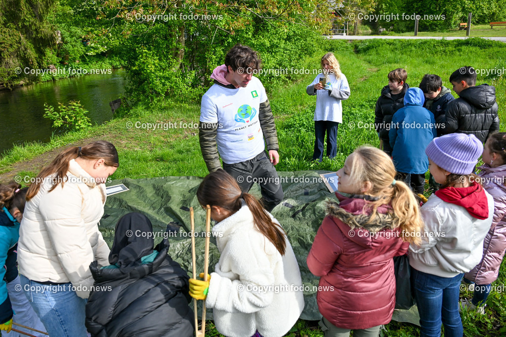 Traun_ VS Dyoniesen Muellsammeln_ 25.04.2024-2 | 24.04.2024, Traun, AUT, VS Dyonisen, im Bild VS Dyoniesen Muellsammeln mit Umweltaktivist Felix Kreiner