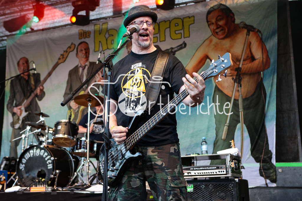 Sommer am Kiez | Mitch MAESTRO von der Band "Die Kassierer" beim Auftritt auf dem Augsburger Festival "Sommer am Kiez" an seinem Bass / Livemusik / Konzert / Musik / Laut / Punk / Punkmusik / Basser
