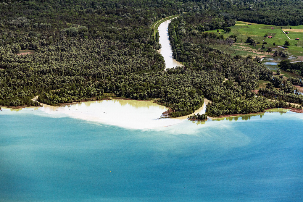 dr__0021358.jpg | CHIEMSEE 03.06.2019 Mündung der Tiroler Achen in Übersee im Bundesland Bayern. Sie entspringt am Pass Thurn und mündet bei Grabenstätt in den Chiemsee. // Estuary of the Tiroler Ache in Uebersee in Bavaria. It rises at the Thurn Pass and flows into the Chiemseeat Grabenstaett. Foto: Daniel Reiter