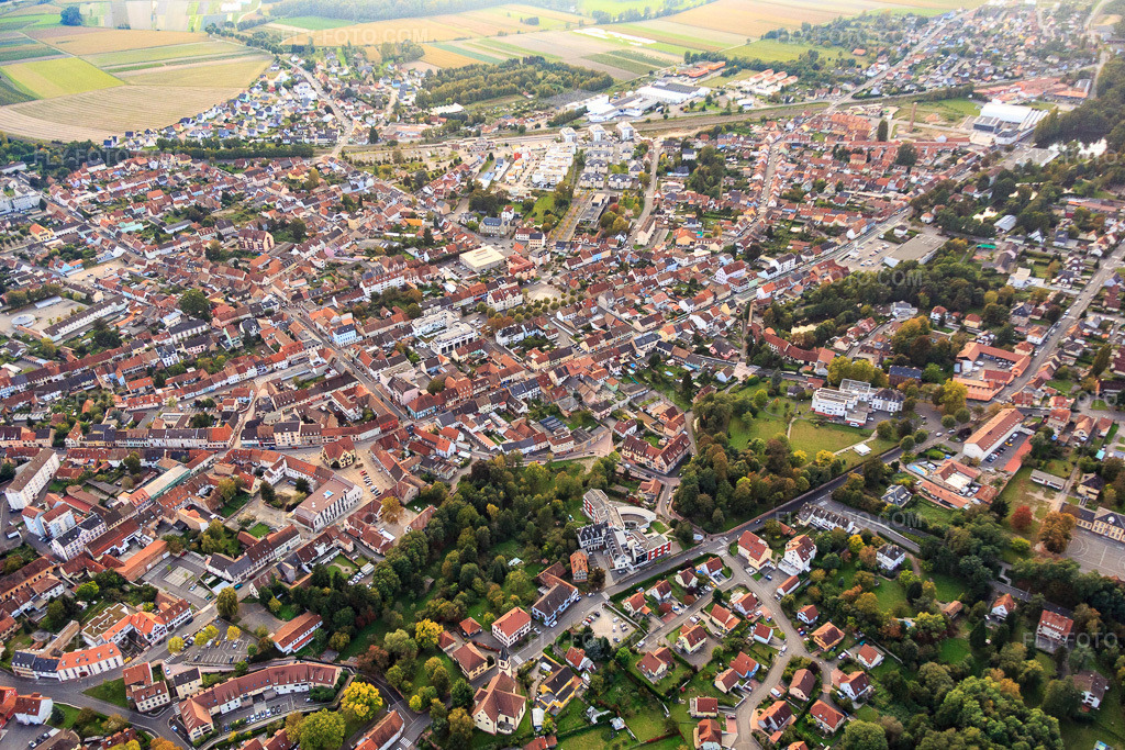 Aerial view: View of the town from the northeast in Bischwiller in the state Bas-Rhin, France. – Photo: IMG_074305.jpg taken on 10/04/2014 by Werner Riehm/FLY-FOTO.com – Resolution of the original: 5251 x 3501 px