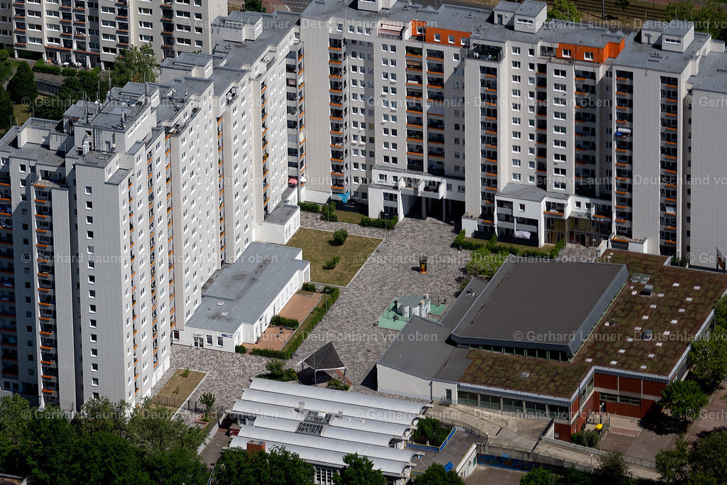 4029590 | BREMEN 01.06.2020 Stadtrand und Außenbezirks- Wohngebiete im Ortsteil Tenever in Bremen, Deutschland. // Outskirts residential in the district Tenever in Bremen, Germany. Foto: Gerhard Launer
