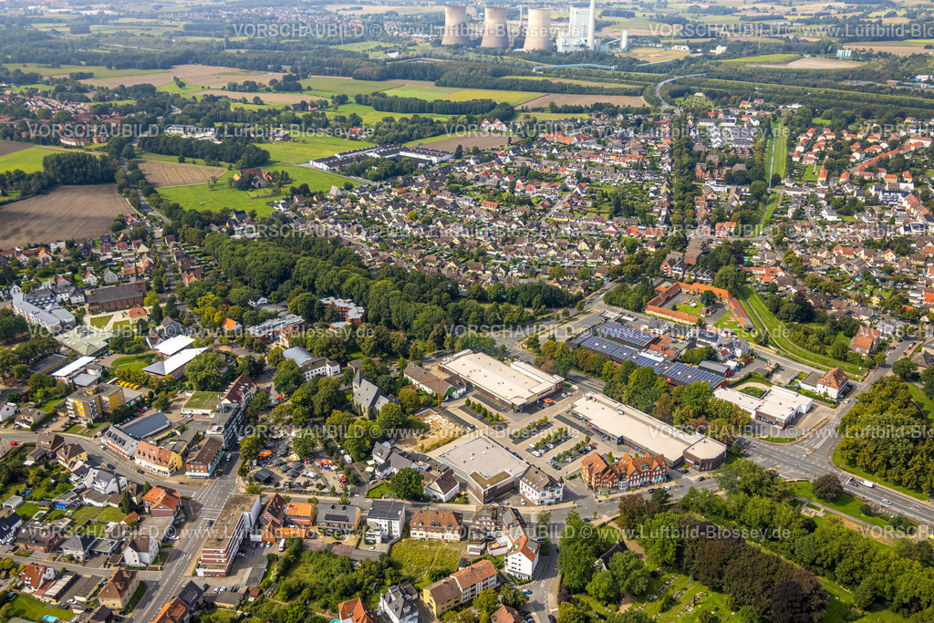Hamm230902318 | Luftbild, Edeka Supermarkt und Aldi Supermarkt, Ev. St.-Victor-Kirche, Kulturbegegnungsstätte Alter Bauhof, Blick über Herringen zum RWE Generation SE Kraftwerk Gersteinwerk, Stadtbezirk Herringen, Hamm, Ruhrgebiet, Nordrhein-Westfalen, Deutschland