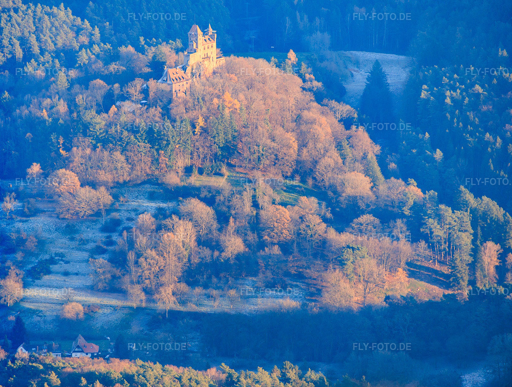 Luftbild: Burg Berwartstein im Abendlicht in Erlenbach bei Dahn im Bundesland Rheinland-Pfalz in Deutschland. Foto: IMG_151770.jpg vom 22.11.2025 durch Werner Riehm/FLY-FOTO.de