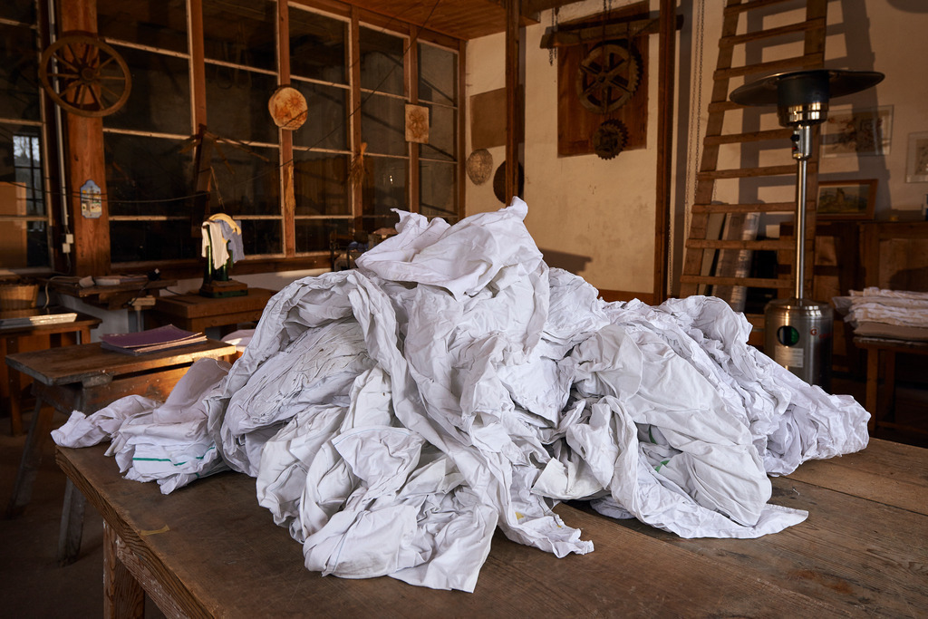 Papiermuehle Moerzinger  | Bad Großpertholz, Austria - April 01, 2016: Papiermuehle Moerzinger; das Rohmaterial zur Herstellung des Papiers in der Werkstatt. - Realisiert mit Pictrs.com