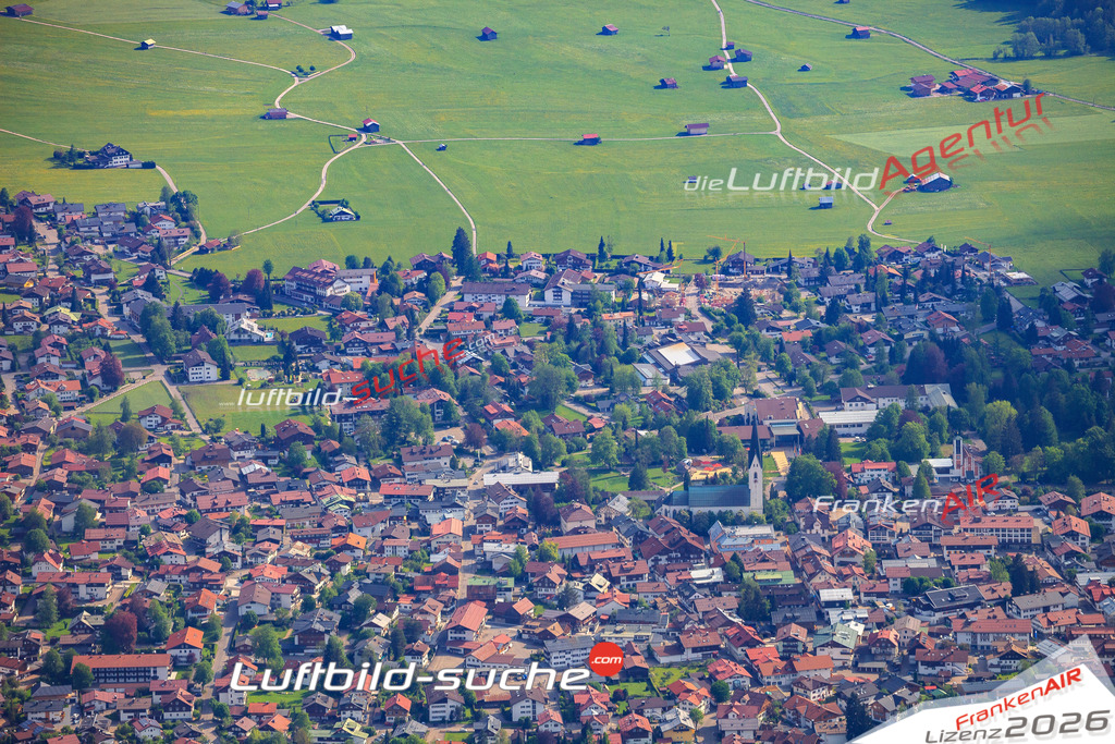Die Luftaufnahme der Stadt Oberstdorf wurde vom UL-Flugzeug heraus erstellt ( keine Drohne )- hohe Auflösung für beste Qualität