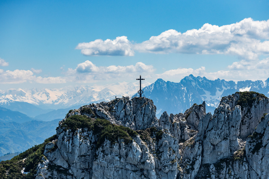 Berggipfel mit Gipfelkreuz der Kampenwand in den Chiemgauer Alpen  | luftaufnahmen-daniel-reiter