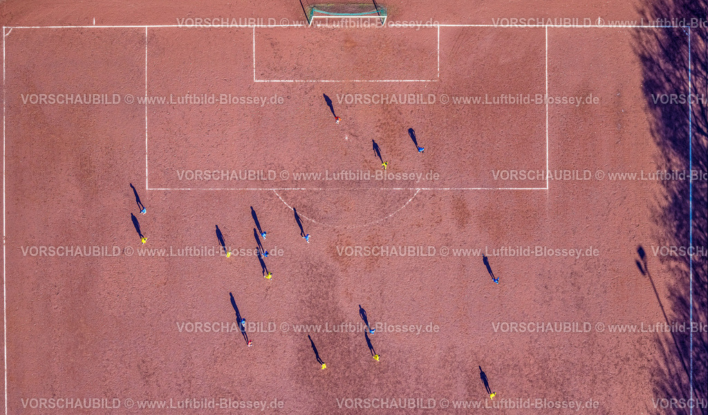 Gelsenkirchen230211420 | Luftbild, Sportanlage Trinenkamp, Sportplatz Ascheplatz und Fußballspieler mit Schatten, Bismarck, Gelsenkirchen, Ruhrgebiet, Nordrhein-Westfalen, Deutschland