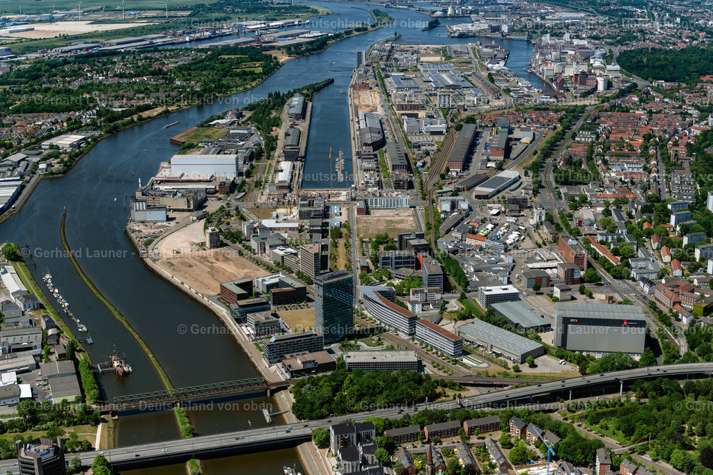 4029365 | BREMEN 01.06.2020 Industrie- und Gewerbegebiet am Ufer des Flußverlaufes der Weser im Ortsteil Hohentorshafen in Bremen, Deutschland. Weiterführende Informationen bei: Anheuser-Busch InBev Germany Holding GmbH. // Industrial and commercial area on shore of Weser in the district Hohentorshafen in Bremen, Germany. Further information at: Anheuser-Busch InBev Germany Holding GmbH. Foto: Gerhard Launer