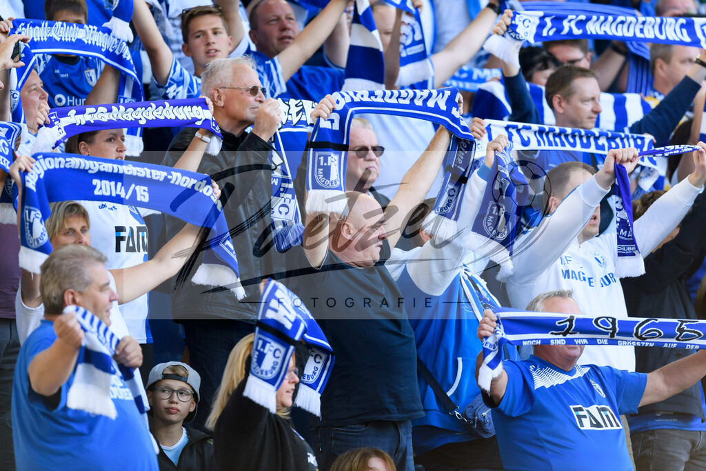 FCMFCK20210904_111 | Fussball, Herren: . Fans vom 1. FC Magdeburg beim Spiel der 3. Liga zwischen 1. FC Magdeburg und 1. FC Kaiserslautern in der MDCC-Arena am 04.09.2021 in Magdeburg, Deutschland.DFB / DFL REGULATIONS PROHIBIT ANY USE OF PHOTOGRAPHS AS IMAGE SEQUENCES AND/OR QUASI-VIDEO. - Realisiert mit Pictrs.com