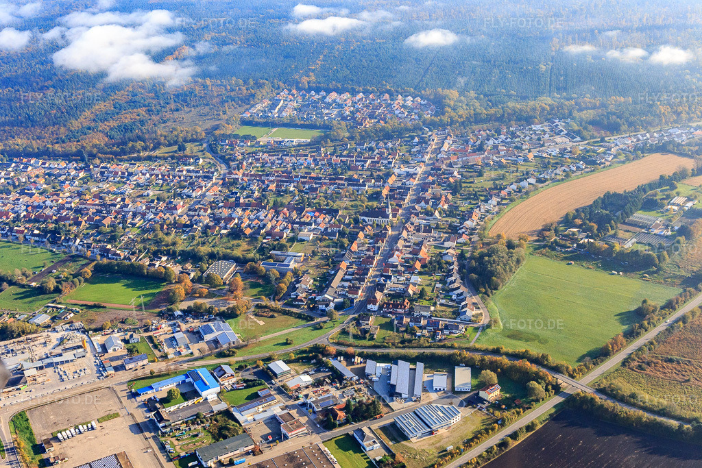 Luftbild: Ortsansicht aus Südwesten mit airwasol GmbH & Co. KG im Ortsteil Huttenheim in Philippsburg im Bundesland Baden-Württemberg in Deutschland. Foto: IMG_104115.jpg vom 31.10.2017 durch Werner Riehm/FLY-FOTO.deAIRWASOL.DE