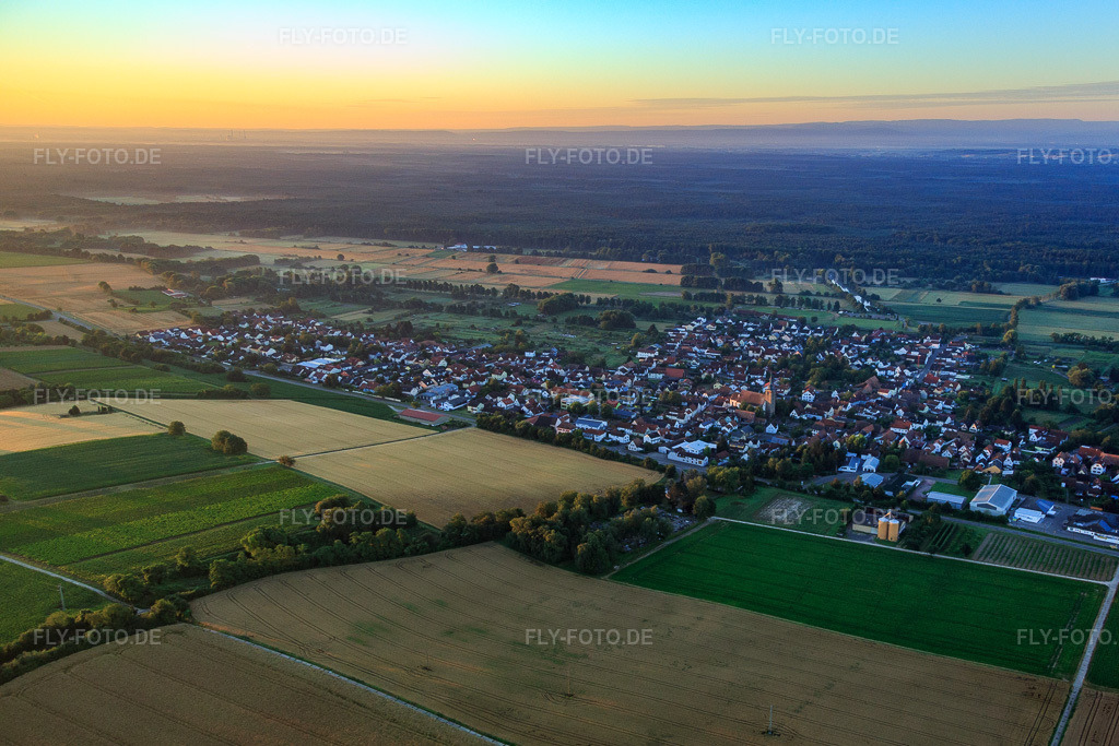 Luftbild: Dorfansicht am Morgen aus Norden in Steinfeld im Bundesland Rheinland-Pfalz in Deutschland. Foto: IMG_091515.jpg vom 10.07.2016 durch Werner Riehm/FLY-FOTO.de