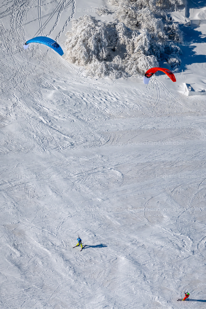 4043487 | GERSFELD (RHöN) 13.02.2021 Winterluftbild Surfer - Kitesurfer - Snowkiter in Fahrt an der Wasserkuppe in Gersfeld (Rhön) in der Rhön im Bundesland Hessen, Deutschland. Weiterführende Informationen bei: Papillon Flucenter Wasserkuppe. // Winter aerial photo Surfer - Kitesurfer - Snowkiter in ride on the Wasserkuppe in Gersfeld (Rhoen) in the Rhoen in the state Hesse, Germany. Further information at: Papillon Flucenter Wasserkuppe. Foto: Gerhard Launer