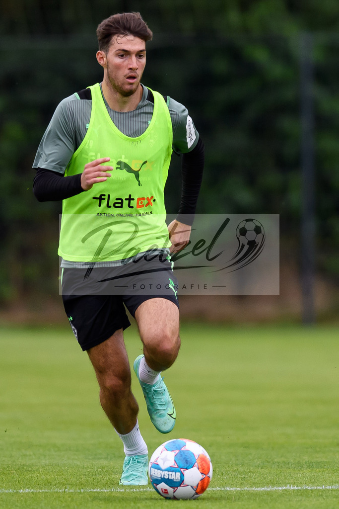 TRABMG20210719_057 | Fussball, Herren: Joe Scally (Borussia Moenchengladbach) in Aktion, am Ball, Einzelaktion beim Training von Borussia Moenchengladbach waehrend des Trainingslagers auf dem Trainingsplatz am Hotel Klosterpforte am 19.07.2021 in Harsewinkel, Deutschland. - Realisiert mit Pictrs.com