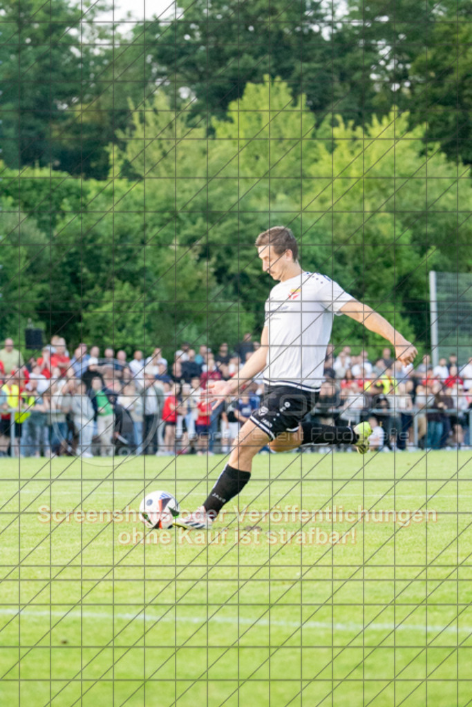 20250616_211018_1090 | #,  TV Eybach (weiß) vs. 1.FC Donzdorf II (rot), Fussball, Entscheidungsspiel 3 in Kreisliga A3 - Bezirk Neckar/Fils, Saison 2024/2025, Rasensportplatz, Staufenecker Str. 41, 73084 Salach, 16.06.2025 - 18:30 Uhr,Foto: PhotoPeet-Sportfotografie/Peter Harich
