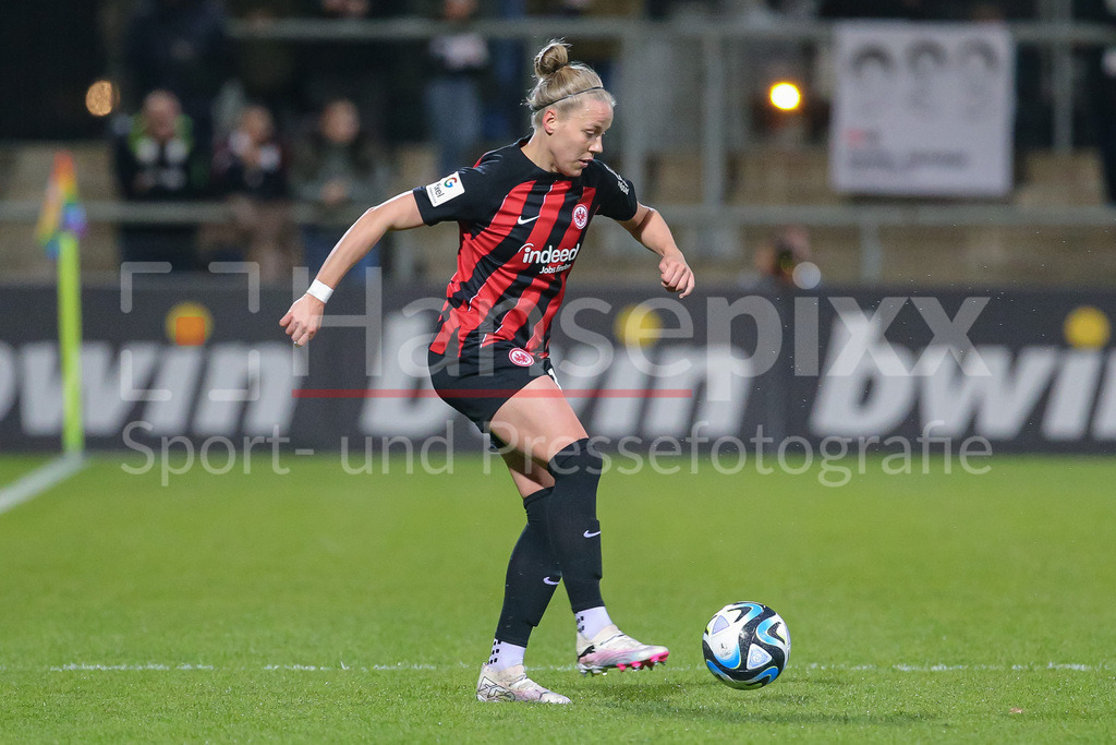 Fussball, Google Pixel Frauen-Bundesliga, Eintracht Frankfurt - SV Werder Bremen | v.li.: Pia-Sophie Wolter (Eintracht Frankfurt, 17) am Ball, Freisteller, Einzelbild, Ganzkörper, Aktion, Action, Spielszene, DIE DFB-RICHTLINIEN UNTERSAGEN JEGLICHE NUTZUNG VON FOTOS ALS SEQUENZBILDER UND/ODER VIDEOÄHNLICHE FOTOSTRECKEN. DFB REGULATIONS PROHIBIT ANY USE OF PHOTOGRAPHS AS IMAGE SEQUENCES AND/OR QUASI-VIDEO.