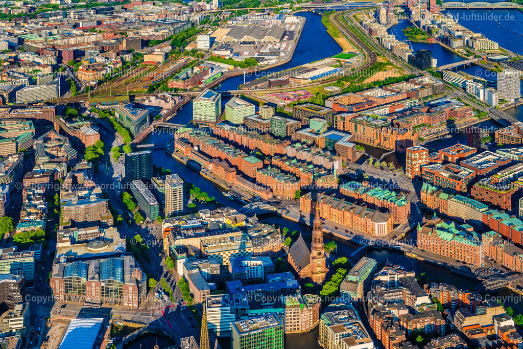 Hamburg_Speicherstadt_Westfield_Hafencity_Innenstadt_ELS_8760160625 | HAMBURG 16.06.2025 Gebäude, Straßen und Kanäle der Hafencity und Speicherstadt in Hamburg, Deutschland. // Buildings, streets and canals of the Hafencity and Speicherstadt in Hamburg, Germany. Foto: Martin Elsen