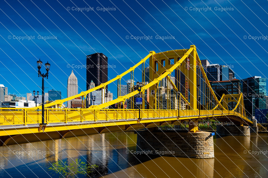 Pittsburgh PA, USA | Pittsburgh begeistert mit seiner einzigartigen Mischung aus Industriegeschichte, moderner Architektur und über 400 Brücken – ein echtes Highlight für jeden Städteliebhaber. Ob beim Sonnenuntergang über dem Point State Park oder beim Bummel durch den Strip District, Pittsburgh bietet unvergessliche Fotomotive und urbanes Flair.