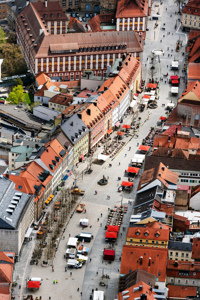 dr__0095180.jpg | BAYREUTH 28.04.2022 Ortskern am Marktplatz an der Maximilianstraße in Bayreuth im Bundesland Bayern, Deutschland. // Center market on street Maximilianstrasse in Bayreuth in the state Bavaria, Germany. Foto: Daniel Reiter