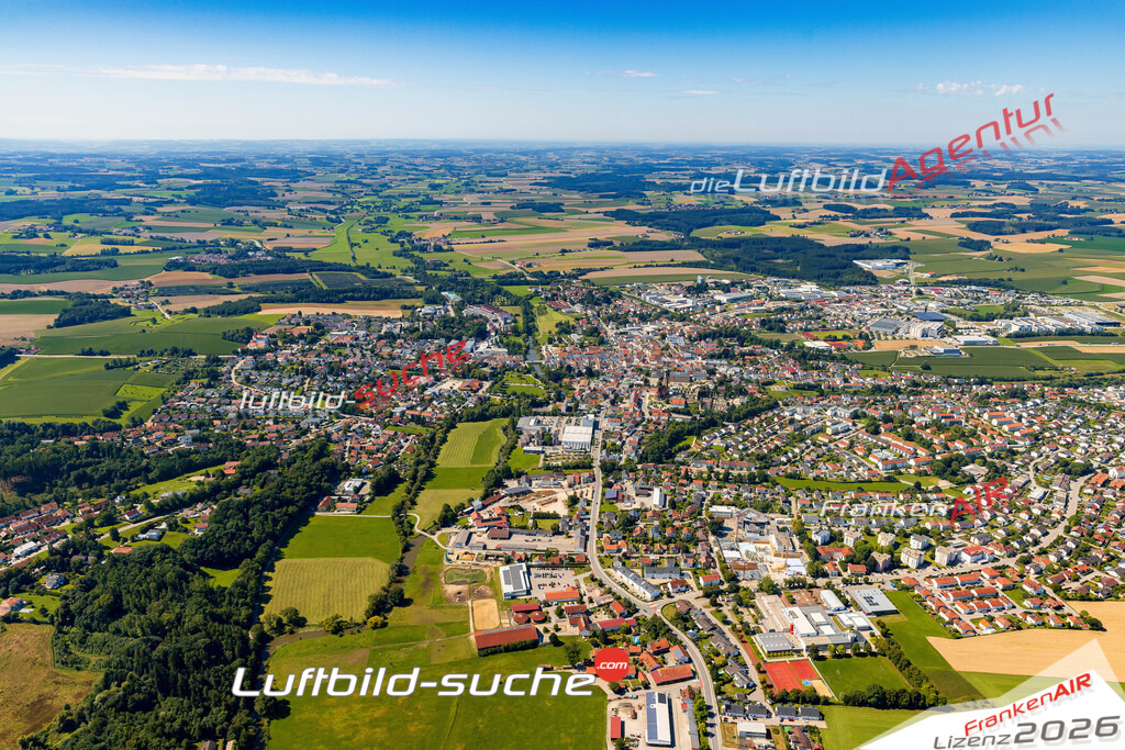 Luftaufnahme von Vilsbiburg - Die Luftaufnahme wurde 2025 vom UL-Flugzeug heraus erstellt ( keine Drohne ) - Hochauflösende Luftaufnahme - für professionelle Ausdrucke geeignet. Die Geschenkidee !Mit Lizenz und Bildrechte bestellbar