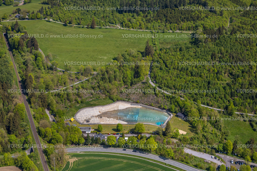 Brilon240503665 | Luftbild, Waldfreibad Gudenhagen mit wenig Wasser, umgeben von Wiesen und Feldern, Gudenhagen, Brilon, Sauerland, Nordrhein-Westfalen, Deutschland