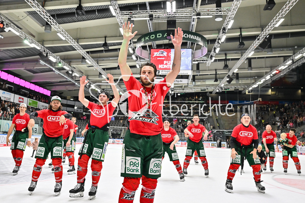 Augsburger Panther - Kölner Haie | Glückliche Augsburger Panther feiern den Heimsieg gegen Köln mit den heimischen Fans / DEL: Augsburger Panther - Kölner Haie; Curt Frenzel Stadion am 26.09.2025 / Riley DAMIANI (Augsburger Panther #19)