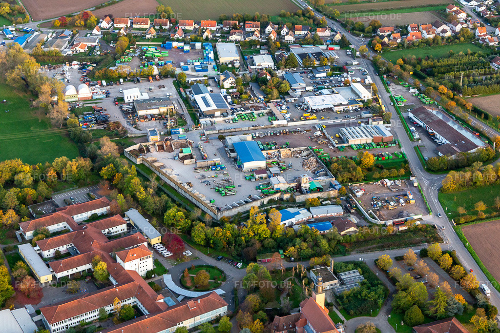 Luftbild: Gewerbegebiet Kleiner Sand mit Süd-Müll GmbH & Co. KG für Abfalltransporte und Sonderabfallbeseitigung, Landauer Wertstoffhof in Landau in der Pfalz im Bundesland Rheinland-Pfalz in Deutschland. Foto: IMG_135155.jpg vom 22.10.2022 durch Werner Riehm/FLY-FOTO.deWWW.SUED-MUELL.DE
