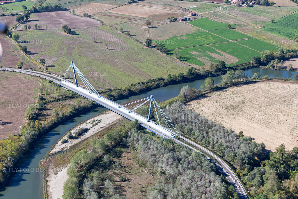 Luftbild: Brücke üver die Adda Ponte di Boccaserio im Ortsteil Boccaserio in Bertonico im Bundesland Lodi in Italien. Foto: IMG_134403.jpg vom 18.09.2022 durch Werner Riehm/FLY-FOTO.de