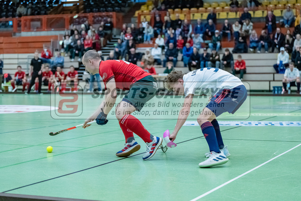 HK_20231217_107568 | 1. Bundesliga Herren Crefelder HC - Düsseldorfer HC  am 17.12.2023 Sporthalle Glockenspitz, Krefeld , Ehling Jonathan ( Crefelder HTC #22 ) , Lindemann Laurenz ( Düsseldorfer HC #33 )
